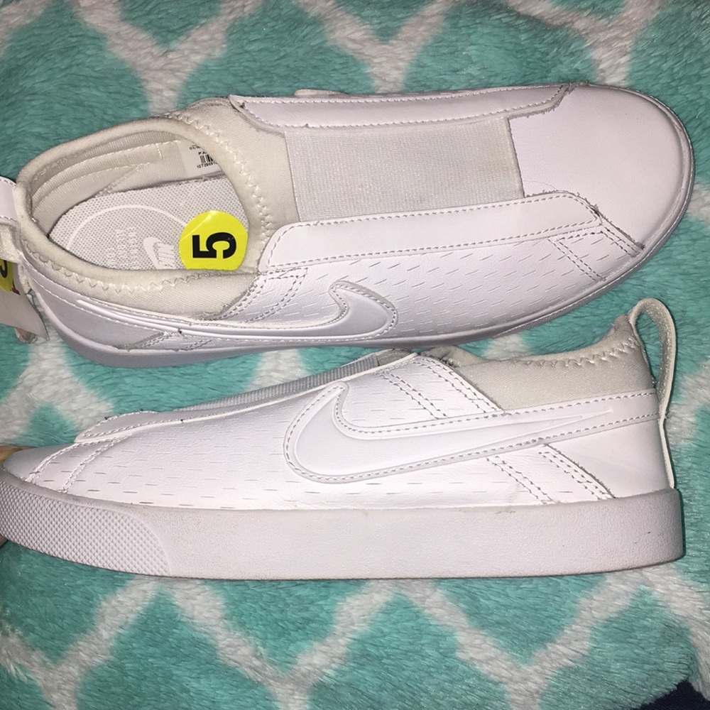 NIKE SLIP ON TENNIS SHOES